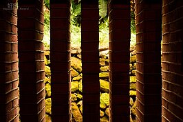 一樓紅磚窗戶。