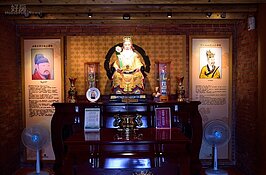 屋舍中堂供奉郭子儀塑像。