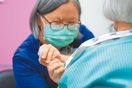 公費流感及新冠LP.8.1疫苗1日起開打,第一階段開放滿65歲以上長者等11類對象接種,新冠疫苗則提供風險族群等9類對象接種,台大醫院一早就有不少長者及符合資格的民眾前來施打疫苗。(黃世麒攝)