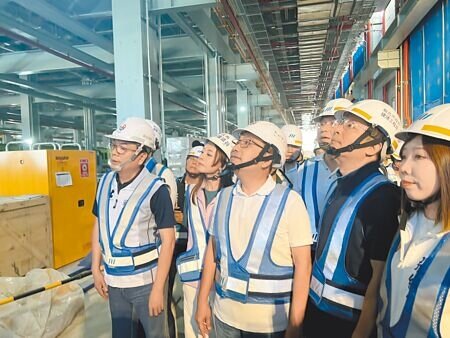 
新北市長侯友宜（前排右三）7日到金城機廠視察捷運萬大中和線工程進度。（王揚傑攝）
