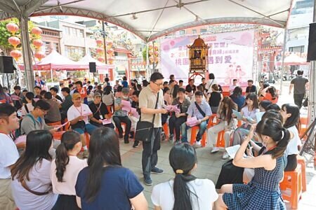 桃園市民政局2024年起結合宮廟及各區公所組成「脫單助攻隊」,辦理單身聯誼活動,像是桃園大廟景福宮在月老見證牽線下,已促成42對佳偶配對成功。(蔡依珍攝)