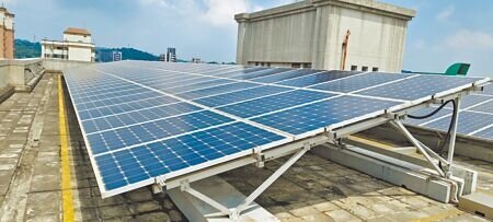 苗栗縣政府配合經濟部能源署推動民宅申請裝設太陽能光電發電設備,縣府估計1年可補助300至500戶,依裝置容量每瓩獎勵金額新台幣3000元。(本報資料照片)