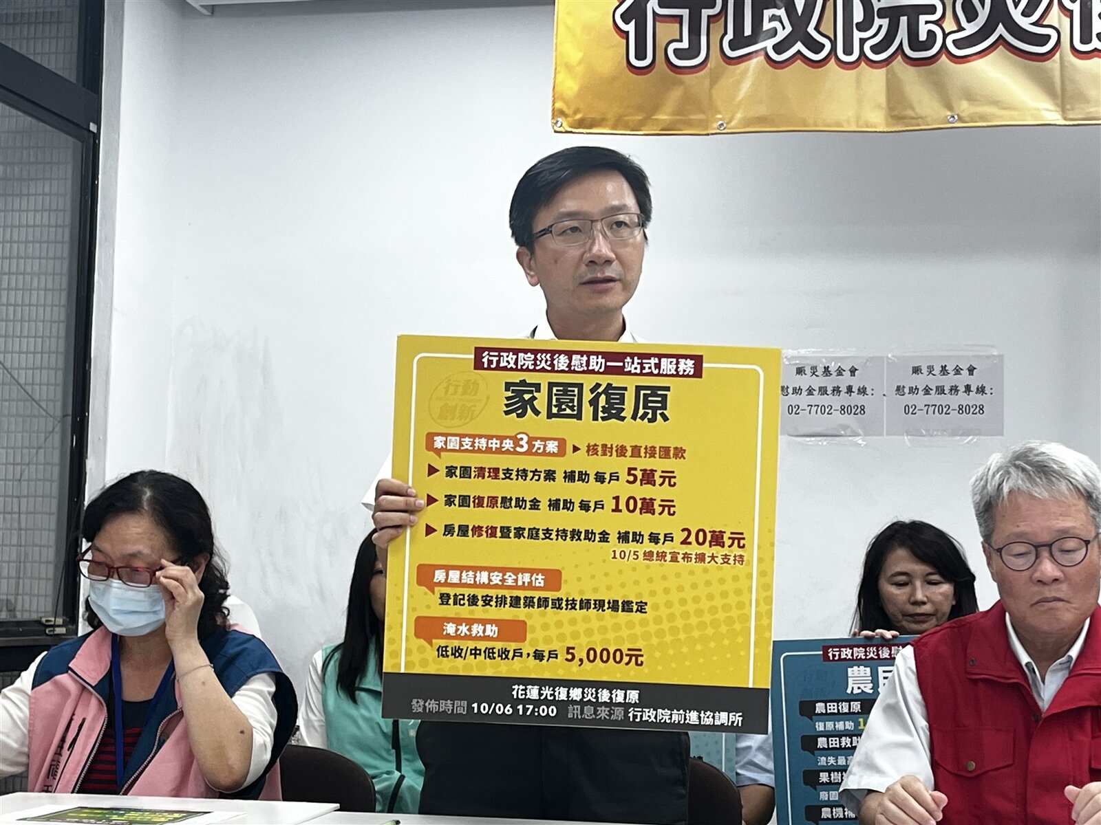 內政部民政司科長顏信吉表示,今天受理情形非常踴躍,服務站大概有983件申請。記者王思慧/攝影