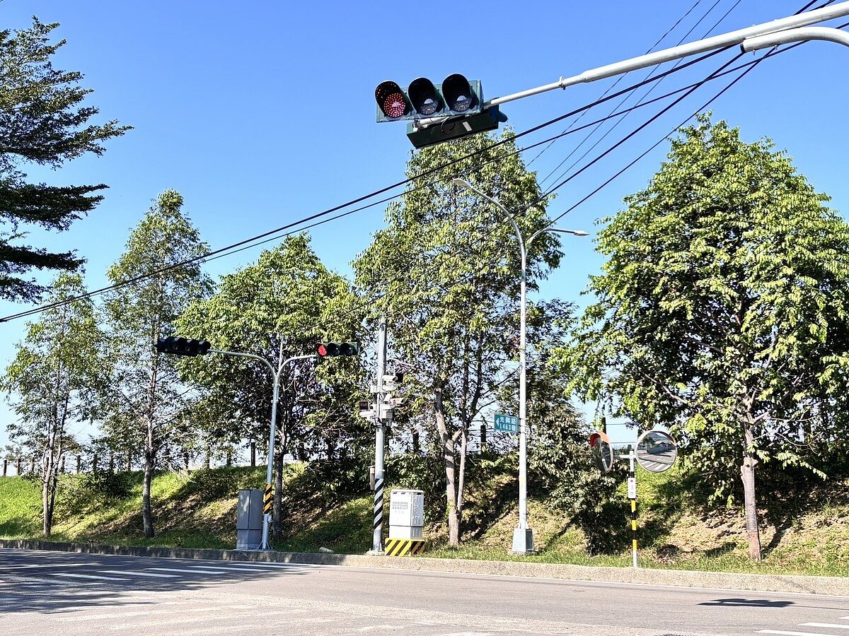 台中市議員黃佳恬表示，已為中光興路1463巷與太堤東路口爭取增設紅綠燈號誌，同時還有移除兩側路口障礙物等配套，路況有望改善。圖／黃佳恬提供