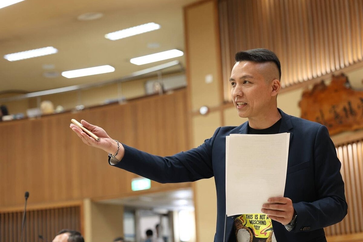 新北市議員陳偉杰在議會質詢中批評市府在淡海二期的開發停滯不前。圖／新北市議員陳偉杰提供