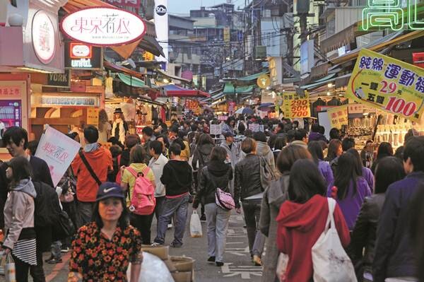 士林夜市一直都是來台觀光客必訪之勝地，錢潮和人潮不斷湧入。(圖／資料中心)