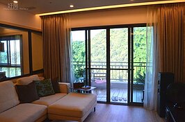 陽台外是森林保護區，無敵綠意讓王薇一眼就愛上。