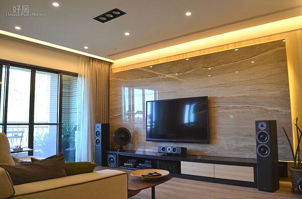 3.裝潢大量使用木材與石材,大理石電視牆相當有質感。