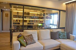 客廳後方是通透的書房，層架上擺的都是過去到世界各地採訪時買的紀念品。