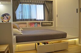 客房採用隱藏式衣櫃，床鋪下方也做了小櫃子。