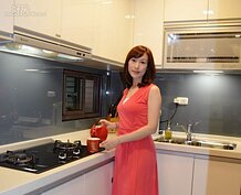 廚房以白色為基調，明亮大方。