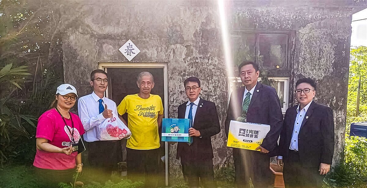 有巢氏房屋暨台慶不動產北區經管會 贈月餅、關懷弱勢長輩 有巢氏房屋暨台慶不動產北區經管會與華山基金會志工走訪長者家庭,將物資與月餅禮盒交付長輩手中。圖/永慶房產集團提供