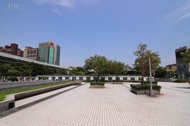 國父史蹟紀念館位於中山北路與市民大道交會口，距離台北火車站走路僅3分鐘。