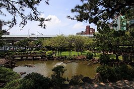 紀念館中花木扶疏，鬧中取靜。