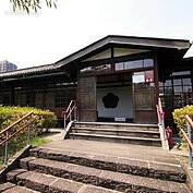 當年國父奔走革命時曾來台數次，其中一次下榻日式料亭梅屋敷。後因鐵路地下化，略往北遷移，並重新整理規劃成國父史蹟紀念館，開放市民遊客免費參觀。