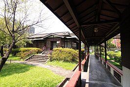 國父史蹟紀念館十分的清幽。雖然為了鐵路地下化而遷移過，卻完整保留當年建物與風情。