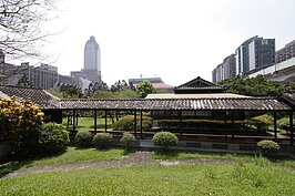 在高樓大廈圍繞下，史蹟紀念館更顯得清幽寧靜。