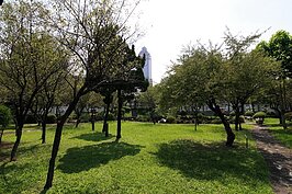 雖然現在已經不見梅樹，不過卻遍植櫻花樹，春天櫻花綻放時更讓此處充滿日式風情。