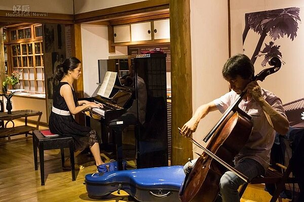8. 6月底舉辦了第一場的「雅舍音樂沙龍」,邀請到旅德大提琴家田博年、鋼琴家周佳臻演奏舒曼的幻想曲。