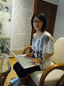 9.梁實秋故居店長彭上容，在老屋裡繼續向愛書人傳述過往的事蹟。