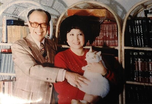 3.梁實秋與第二任妻子韓菁清結婚,居家生活樸實簡單。