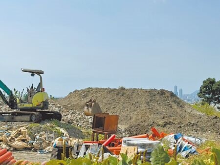 高市議員許采蓁8日踢爆小港區大坪頂保護區堆置大量廢瀝青與廢棄物,經實地走訪發現,案場內有多台怪手、貨車及卡車,還有好幾個疑似廢棄物土方堆成的小山丘。(洪浩軒攝)