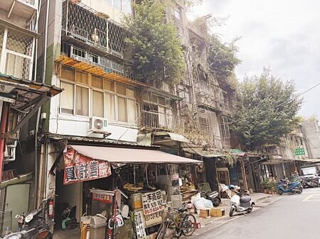 0403花蓮大地震造成台北市部分建築物受損,台北市去年5月啟動「震災列管紅黃單建物修繕補強補助計畫」,籌措超過1億1000萬元經費,對象包括0403、921、331地震紅、黃單建物。圖為台北市虎林街59巷號2至8號遭列管黃單建物。(張珈瑄攝)