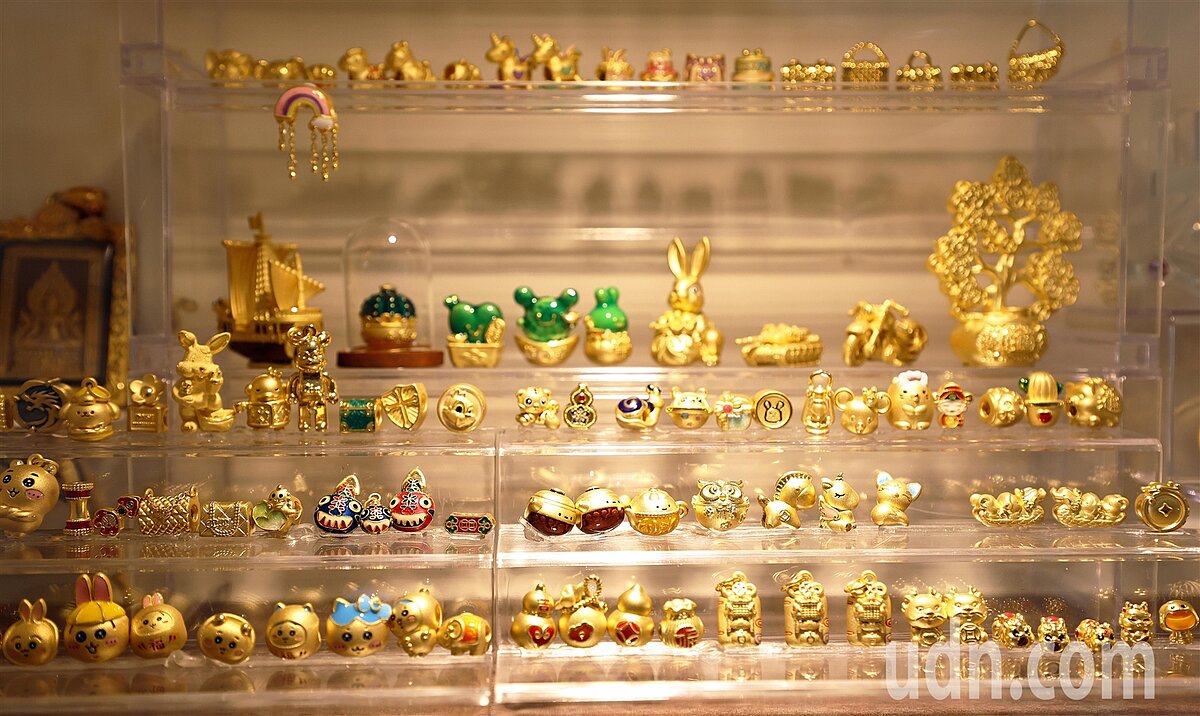 金價持續飆漲,國際金價今天盤中一舉跨過4千美元整數關卡,國際金價大漲的氣勢,這二周有機會續漲,圖為南部銀樓金飾熱銷。記者劉學聖/攝影