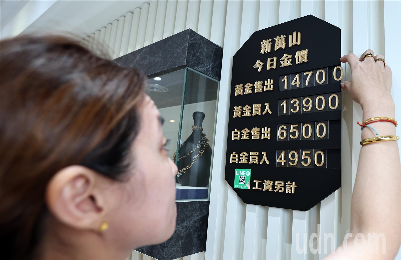 金價持續飆漲，南部銀樓金價已經逼近一錢15000元。記者劉學聖／攝影 