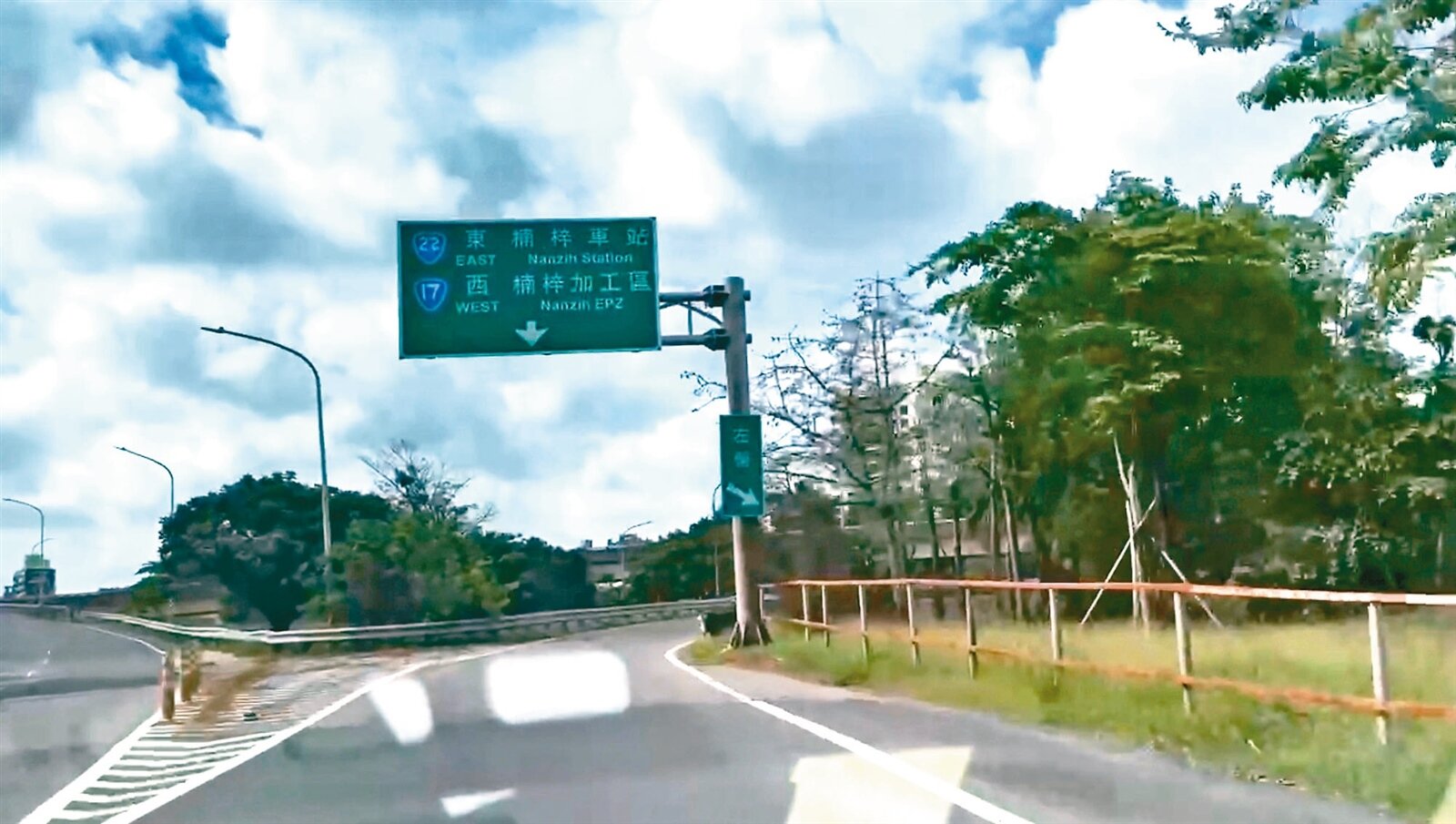 民眾開車從高市民族一路繞進「楠梓百慕達」前往楠梓火車站,近轉彎處道路上方有顯示「往東是楠梓車站、往西是楠梓加工區」的指示牌。記者石秀華/攝影