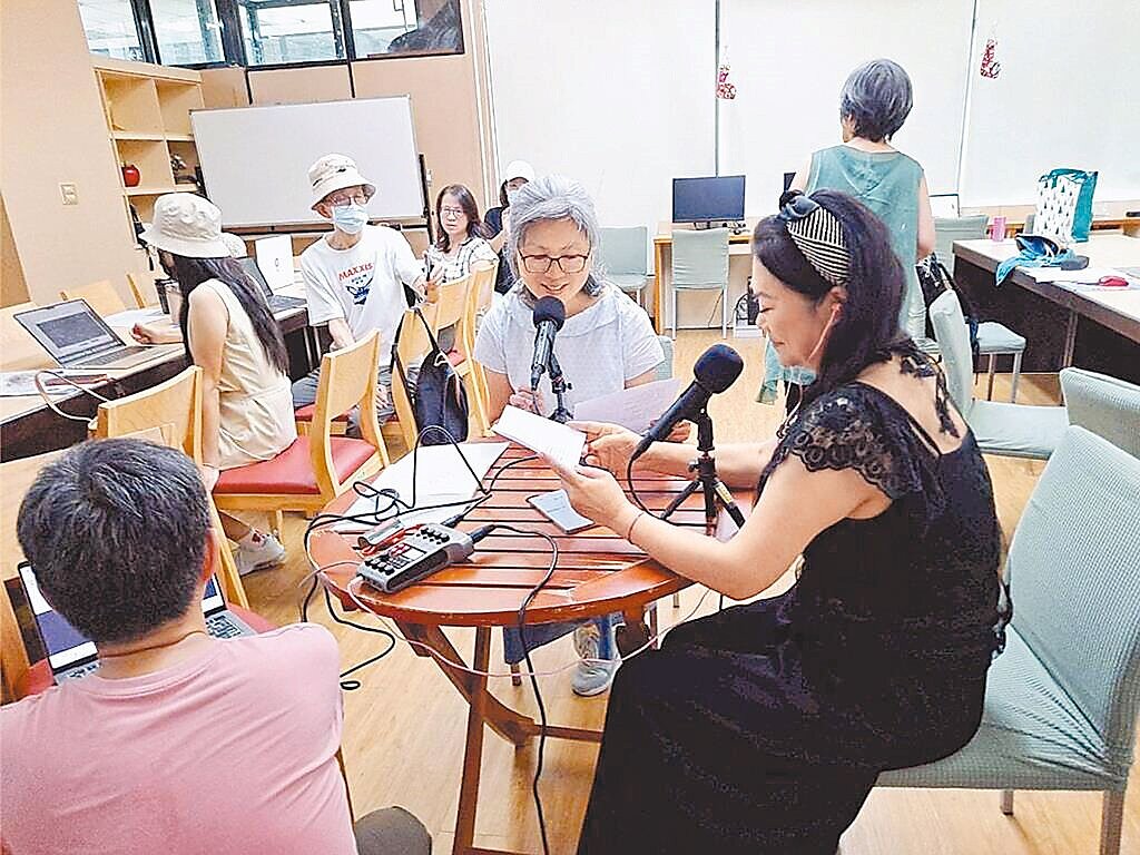 台北市民高齡化比率為全國最高，為打造友善終身學習城市，台北市教育局透過樂齡學習中心、樂齡學堂及社區大學發展多元特色課程。圖為廣播Podcast實作課程。（台北市教育局提供／邱芊台北傳真）