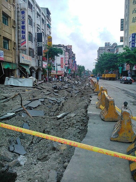 高雄氣爆三多路(網友老曾提供) →(美欣姊夫,可安心使用)