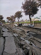 凱旋路現場，路邊停放車輛無一倖免。