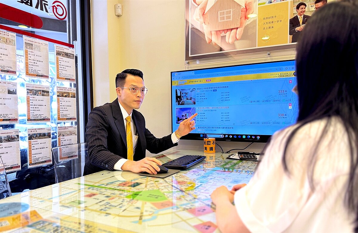從委託到出售,王天佑店長(圖左)僅用一個月時間,助單親媽媽清償千萬債務,重啟人生。圖/永慶房產集團提供