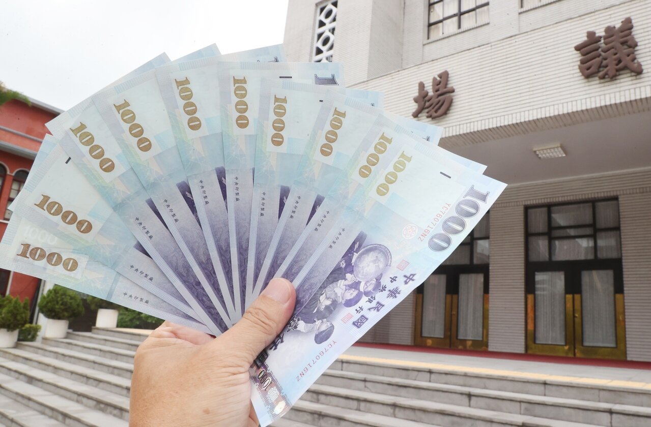 立法院財政委員會9日審查「中央政府因應國際情勢強化經濟社會及民生國安韌性特別預算案」，初審通過含普發現金1萬元的韌性特別預算案，但仍須交由朝野黨團協商。 記者曾學仁／攝影