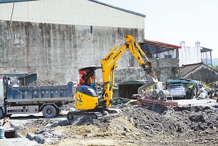 中央災害應變中心前進協調所9日宣布,將為徵調投入花蓮縣光復鄉災區搶災的專業志工投保意外事故險,費用由賑災基金會善款支付。(羅亦攝)