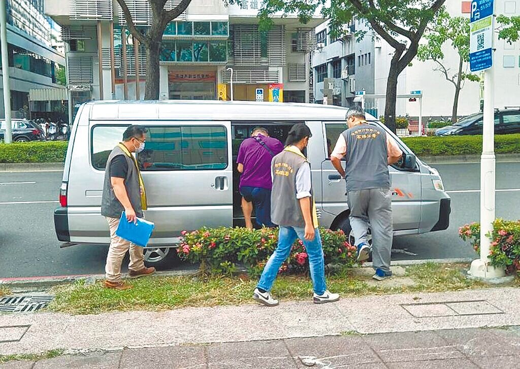 陳姓男子（左二）賣地獲利近400萬元，卻嫌賺不夠多而逃稅，高雄分署認定陳男拒不履行義務，並有隱匿或處分財產、虛偽報告等情節，依法向法院聲請管收獲准。圖／行政執行署高雄分署提供