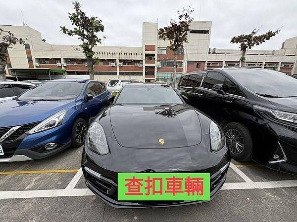 詐騙集團勾結「歐悅集團」林姓執行長及貸款專員等騙走被害人鉅款，檢警破案時查扣千萬名車。圖／警方提供

