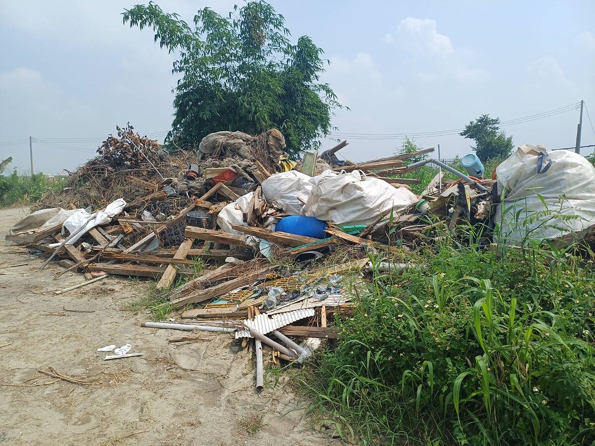 台南後壁烏樹林暫置區僅供風災受災戶拆除物暫置,卻查獲有車輛夾帶事業廢棄物,環保局查到非法暫置點,移送地主。記者鄭惠仁/翻攝