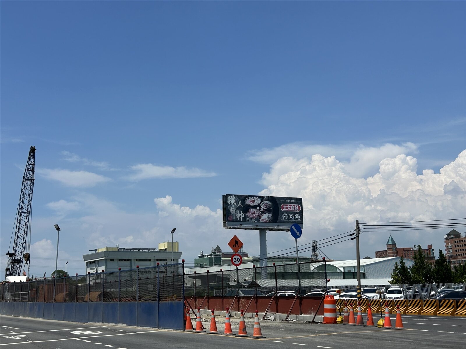 高捷岡山路竹延伸線施工中,受缺工缺料等因素影響工程延宕,要等到2031年完工,才能從岡山通車至湖內。記者徐白櫻/攝影