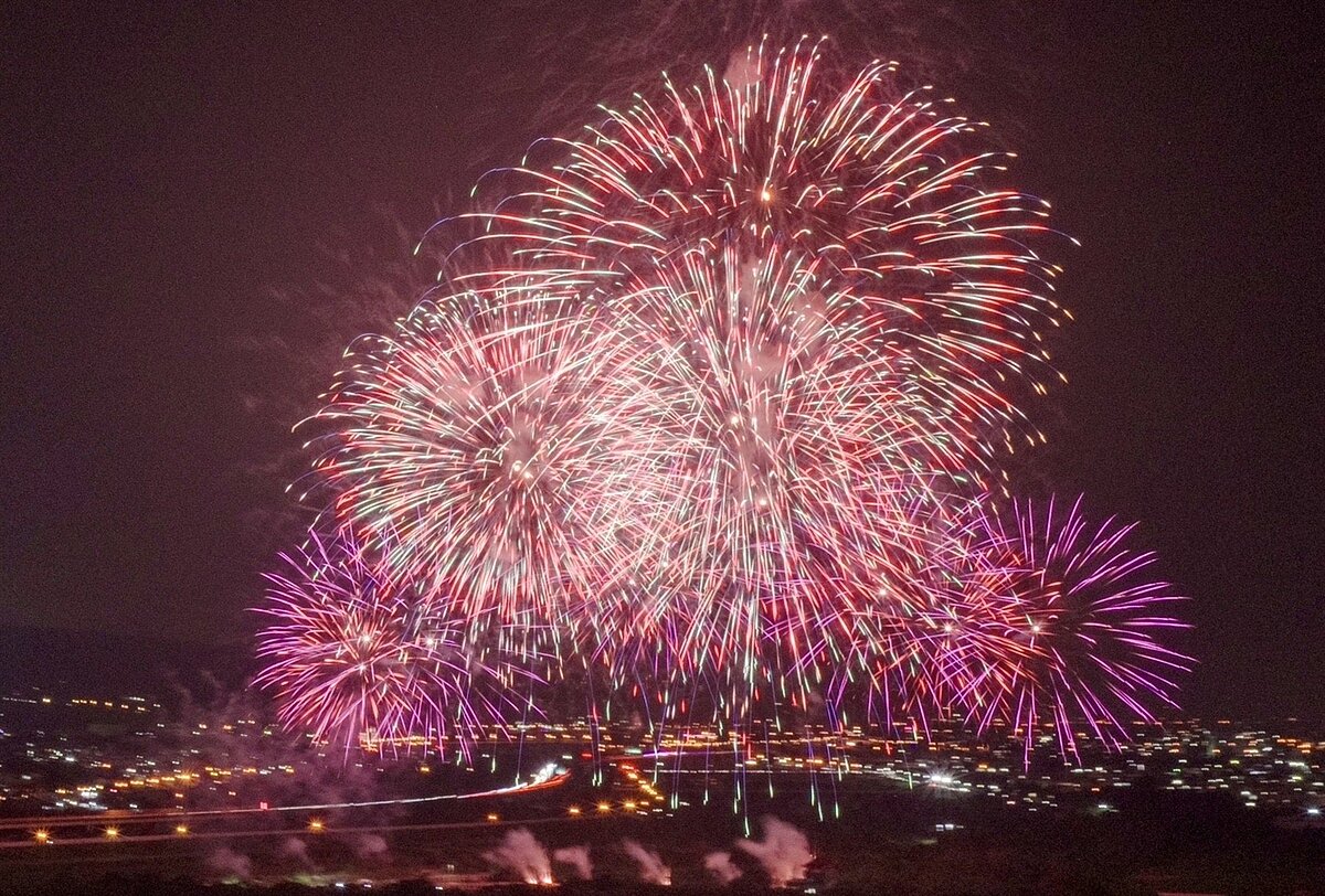 國慶焰火10日在南投縣會展中心登場,市公所在易經大學、旺來產業園區規畫觀賞區。圖為在9月時試放,場面壯觀。圖/南投市公所提供
