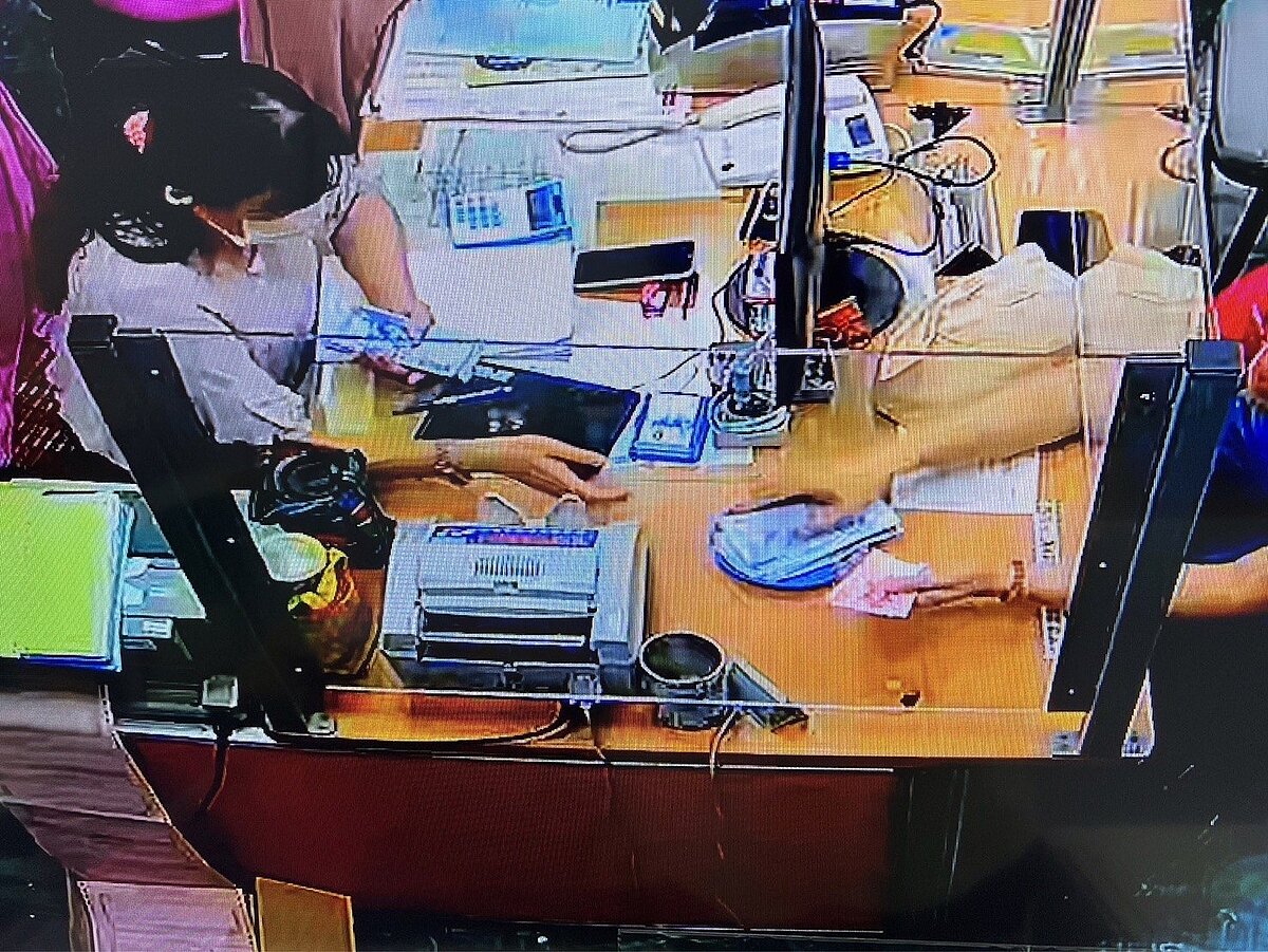 王男持分南區土地三拍前一刻，由家屬陪同前往台南分署，代為繳清欠款，保住土地不被拍賣。圖／讀者提供
