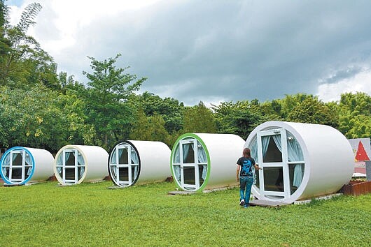 左鎮岡林國小5間「水管屋」網路預約秒殺至9月2日全滿,今天有第一批幸運遊客進住。記者吳淑玲/攝影