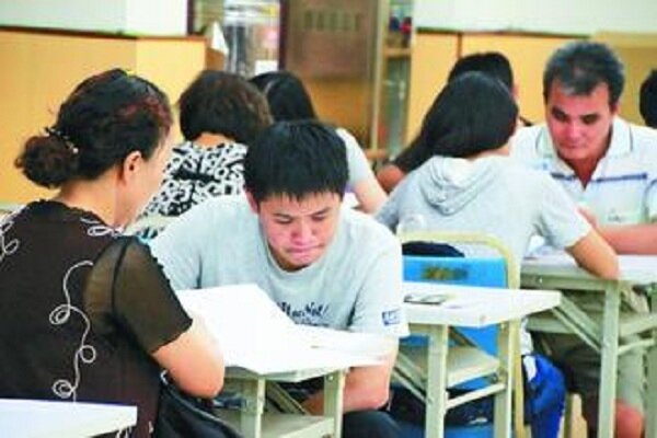 昨天特招放榜,下午開始報到,家長比孩子還要緊張。記者陳雨鑫/攝影