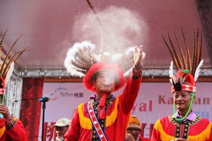 16族原住民與7國原住民代表舉辦歲時祭儀時為罹難及受傷者祈福。（截取自桃園縣政府原民局）