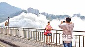 罕見晴天排洪　民眾爭相合影