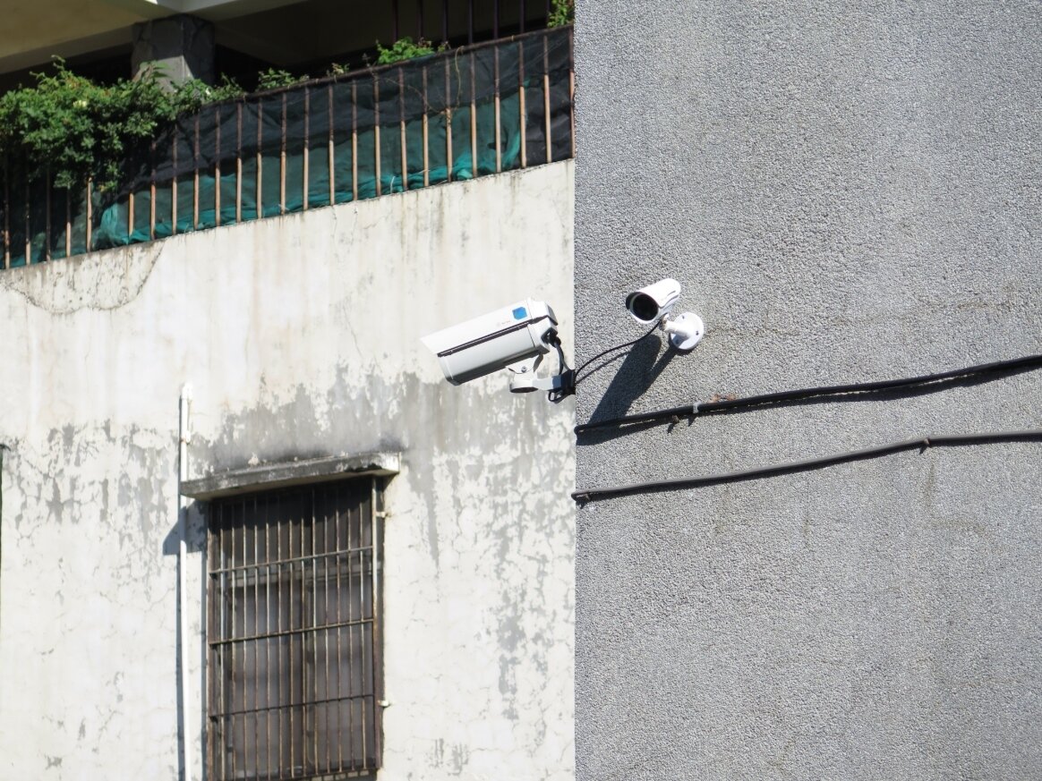 台南市汪姓女子提告主張鄰居在門口裝設4支監視器,長期拍攝她每天出入作息及生活,求償2萬元並要求拆除,法院判決駁回。本報資料照片