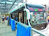 開心試乘台中BRT　結果木屑粉塵頭上飛