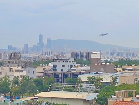 高雄小港機場「噪音補助金」即將發放,範圍包括住在小港、前鎮、旗津區居民,但近日有住鳳山區過埤里的民眾反映,過埤里在鳳山與小港交界處,飽受飛機噪音困擾,卻領不到補助金,很不合理,盼相關單位重新安排噪音檢測。(任義宇攝)