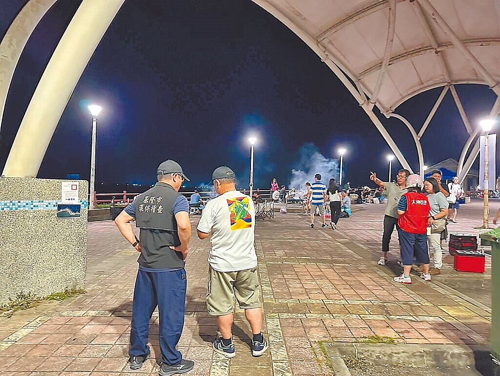 基隆市政府在中秋連假期間試辦開放外木山部分廊帶讓民眾烤肉，基隆市議員陳冠羽質疑恐增加環境生態受損風險。圖為4日外木山開放烤肉情形。（基隆市議員陳冠羽提供／徐佑昇基隆傳真）